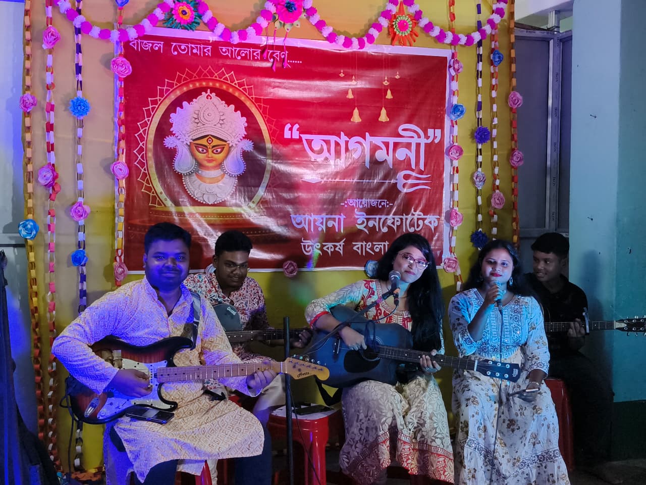 Students jamming together at STRUM ACADEMY